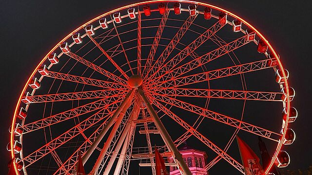 Das Riesenrad im Dunkeln.
