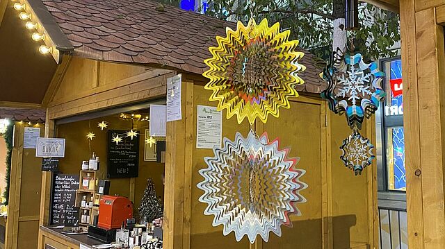 Dekorative Anhänger zum Verkauf an einer Hütte.