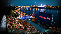 Das alltours Open Air Kino mit Blick auf den Rhein