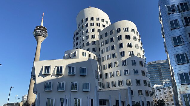 Frank Gehry bauten und der Rheinturm