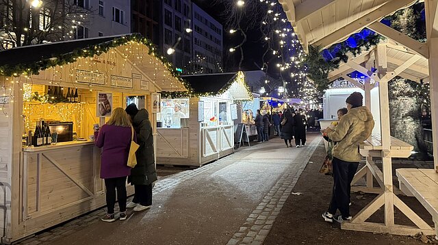 Der Durchgang durchs "Winter Village" mit Hütten links und rechts
