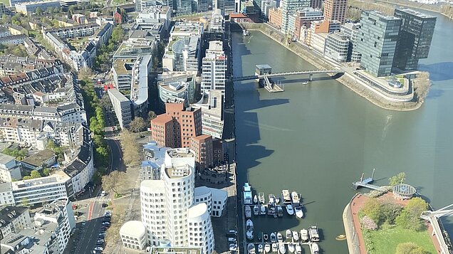 Blick aus den Rheinturm auf den Medienhafen