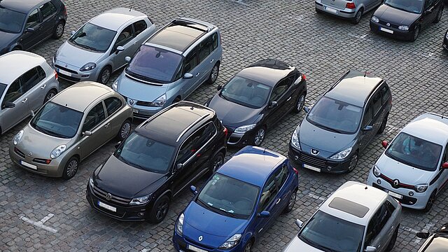 Autos stehen auf dem Parkplatz 