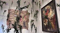 Blumen hängen von der Decke in einem Museumssaal