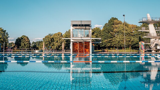 Ein Becken im Freibad Allwetterbad Flingern