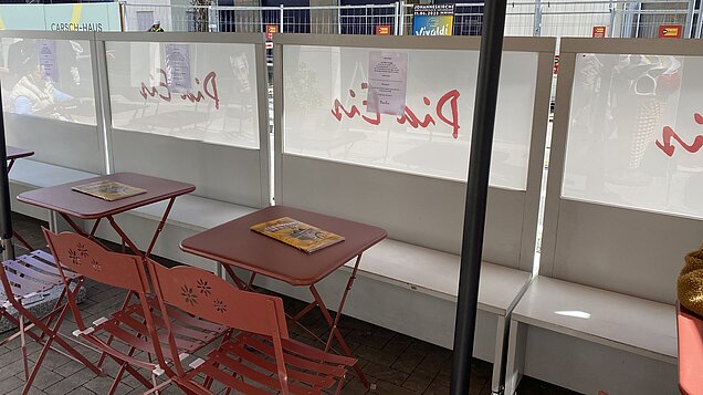 Tische und Stühle vor dem Eiscafé Pia