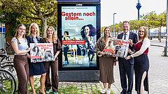 Menschen halten Plakate hoch