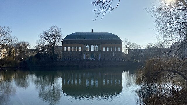 Das K21 von weitem mit Kaiserteich davor