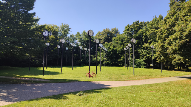 Viele große Uhren stehen am Eingang zum Volksgarten