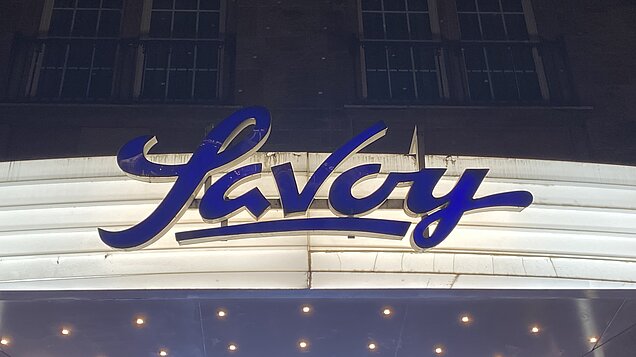 Das Leuchtschild vom Savoy Theater/Kino