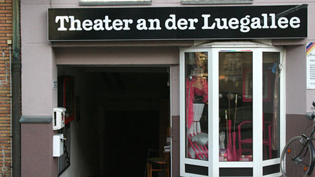 Eingang des Theaters an der Luegallee