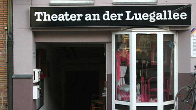 Eingang des Theaters an der Luegallee.