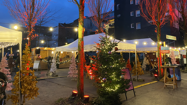 Blick auf Zelte und bunte Bäume beim Liebe das Leben Weihnachtsmarkt