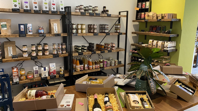 Der Laden Feinisa mit gefüllten Regalen