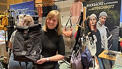 Mitarbeiten von Airpaq zeigt einen Rucksack