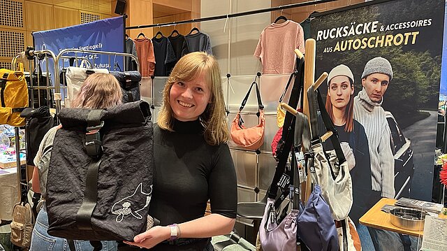 Mitarbeiten von Airpaq zeigt einen Rucksack