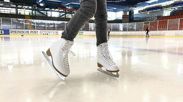 Schlittschuhe auf Eis.