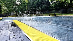 Wassersprudler an einem Becken im Freibad