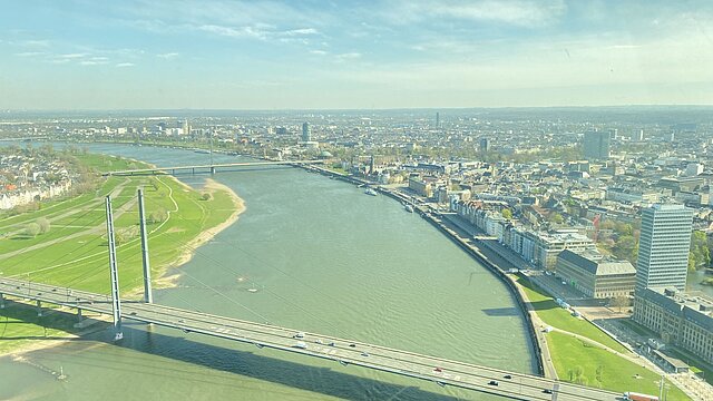 Rhein mit der Rheinuferpromenade und Brücke