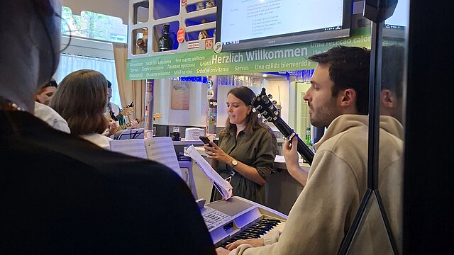 Personen beim singen und musizieren