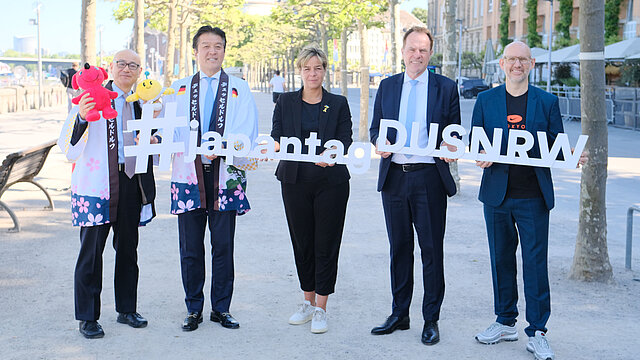 Menschen halten ein Schild hoch 