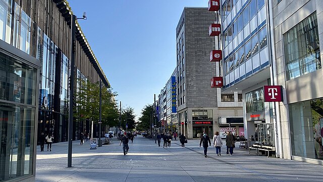 Menschen beim Shoppen auf der Schadowstraße.
