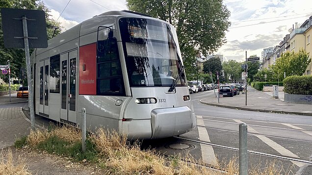 Eine Straßenbahn fährt um die Ecke