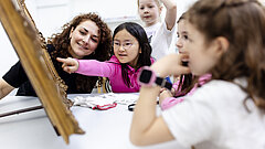 Kinder und Erwachsene reden miteinander
