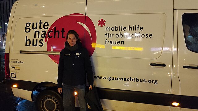 Frau vor einem Bus