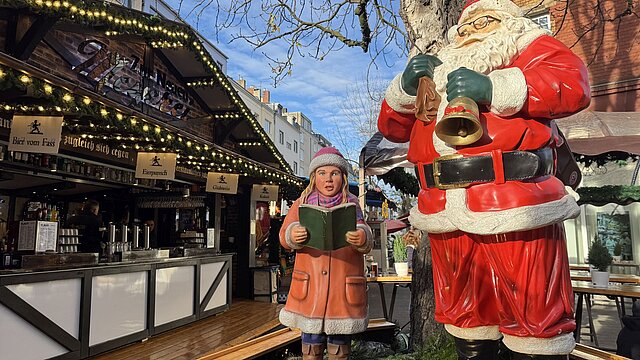 Figuren und ein Stand auf dem Weihnachtsmarkt