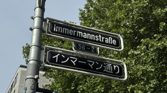 Straßenschild Immermannstraße mit japanische Schriftzeichen
