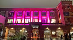 DasCapitol Theater in Pink erleuchtet.