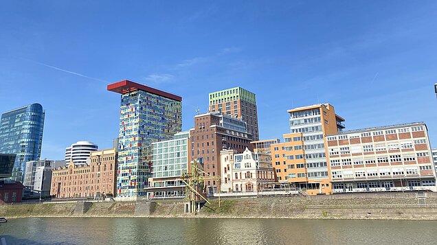 Blick auf den MedienHafen zum Julo-Levin-Ufer