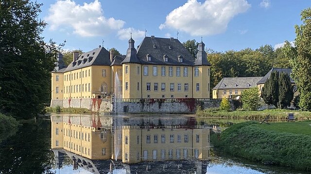 Das Schloss umgeben von Wasser