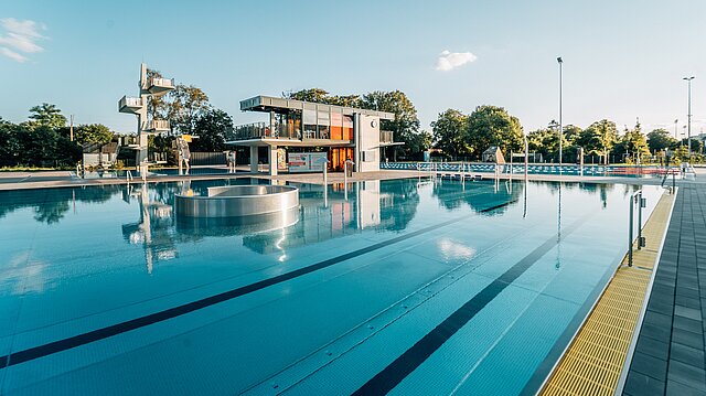 Ein Becken mit Sprungturm im Freibad Allwetterbad Flingern