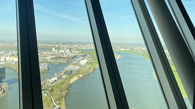 Ausblick aus einem der Fenster des Rheinturms