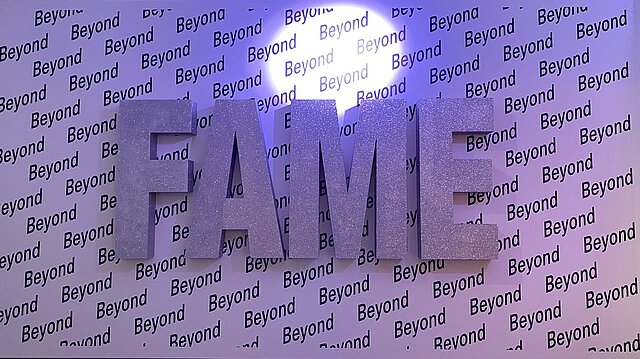 Wand mit der Aufschrift Beyond Fame
