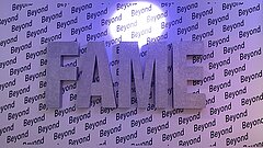 Wand mit Beyond Fame Aufschrift