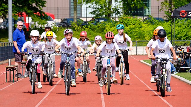 Kinder bei einem Fahrradrennen.