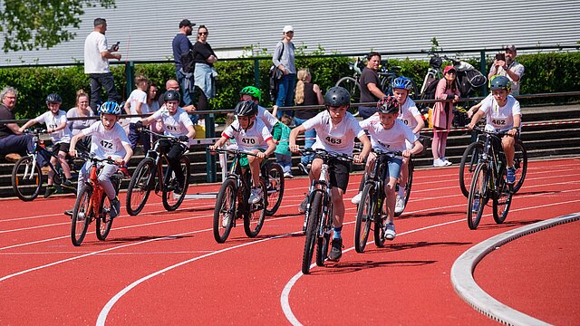Kinder fahren Fahrrad