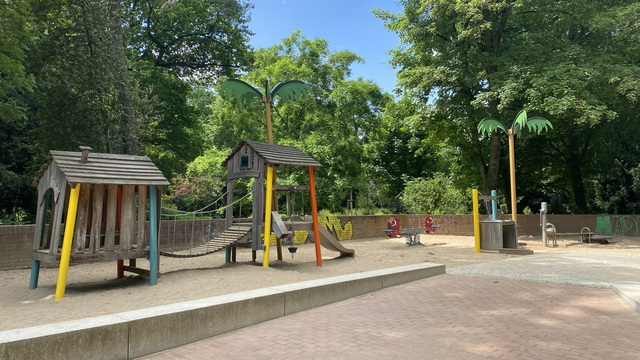Der Spielplatz im Volksgarten von weitem