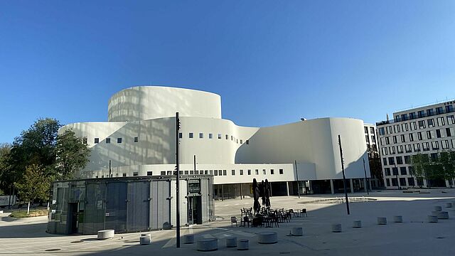 Das Schauspielhaus von vorne.
