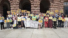 Menschen halten Schilder hoch mit einer Zahl drauf