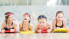 Kinder am Schwimmbeckenrand
