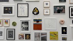Bilder hängen an einer Wand