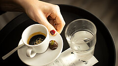 Frau mit Kaffeetasse
