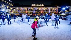 Foto: Winterwelt GmbH & Co KG/Oscar Bruch jr. Erwachsene und Kinder auf der Eisfläche.