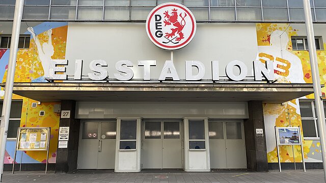 Eingang zum Eisstadion