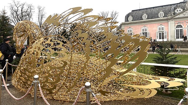 Ein beleuchteter Schwan vor dem Schloss