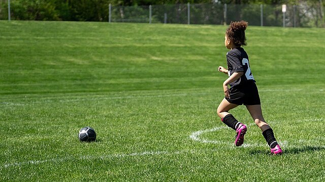 Mädchen spielt Fussball
